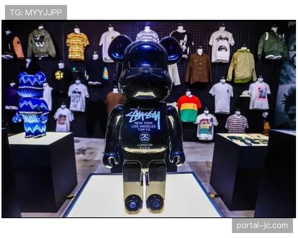 欧冠主题艺术展在伦敦开幕，展出历代冠军奖杯复刻品